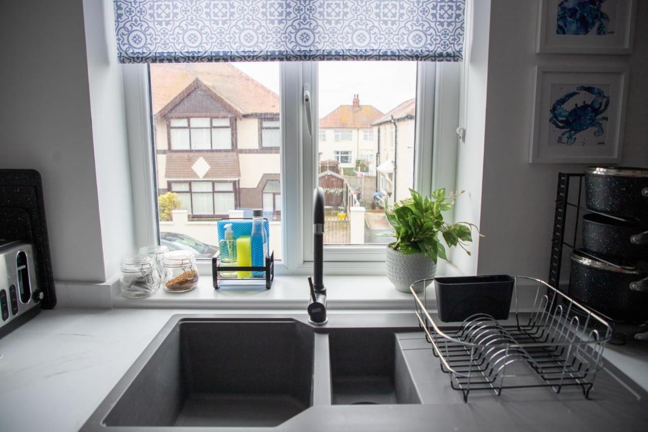 Wave Stays - First Floor Apartment Cleveleys Bagian luar foto